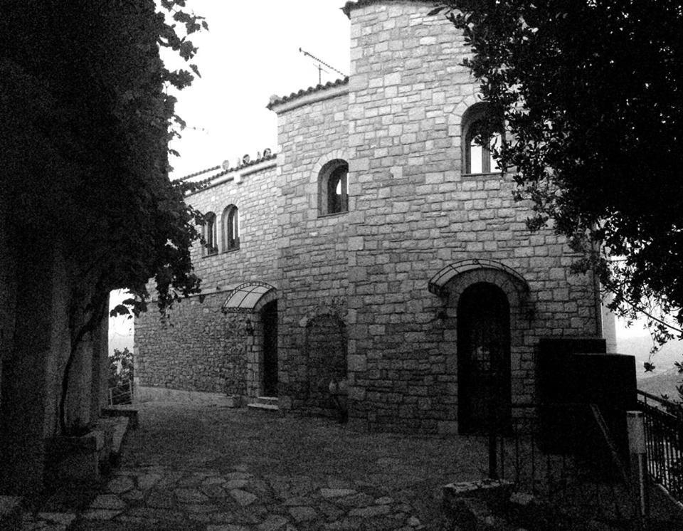 Hotel Isaraiko Spiti Agia Theodora Isaris Exterior foto